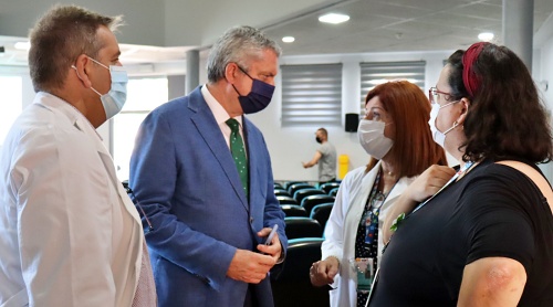 El Delegado Belmonte visita el punto de vacunación del Hospital de Poniente