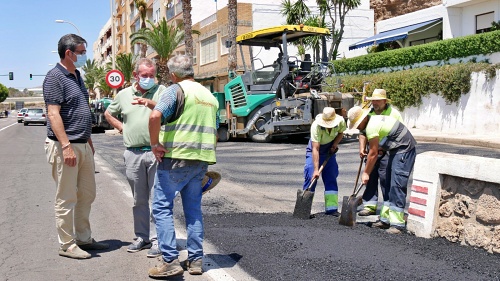 Comienzan en La Caracola los trabajos de pavimentación