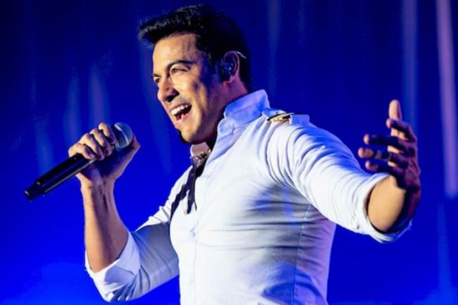 Carlos Rivera emociona a los almerienses con su voz