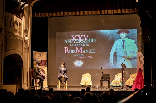 Ruiz Manuel sale por la ‘puerta grande’ del homenaje que le brindó la afición de Almería