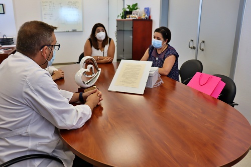 Una paciente agradece con una escultura la atención por covid-19 recibida en el H. de Poniente