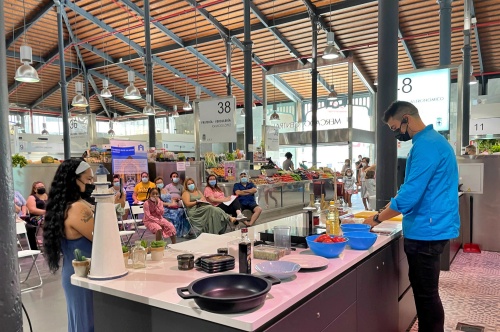 El chef Rafa Rodríguez protagoniza la cocina en directo del Mercado Central