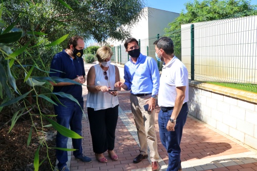 Acondicionado un solar junto al futuro colegio de Almerimar para aparcar