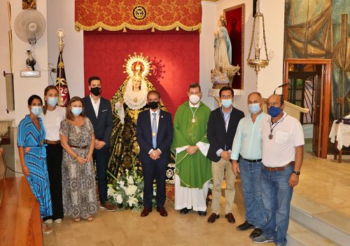 La Cofradía de Nuestro Padre Jesús Nazareno y Nuestra Señora de los Dolores impone la medalla de hermano al nuevo consiliario