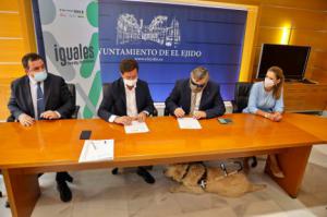 Ayuntamiento de El Ejido y ONCE firman un convenio de atención a personas con discapacidad