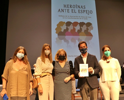 ‘Heroínas ante el espejo’recoge el papel de la Asociación de Amas de Casa de El Ejido