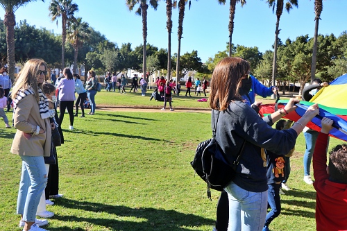 200 padres e hijos disfrutan en el Parque de El Ejido de ‘Juegos en Familia’