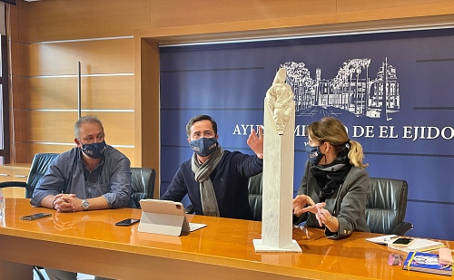 El Ejido homenajea a Porcia Maura con un monolito de ocho metros de altura