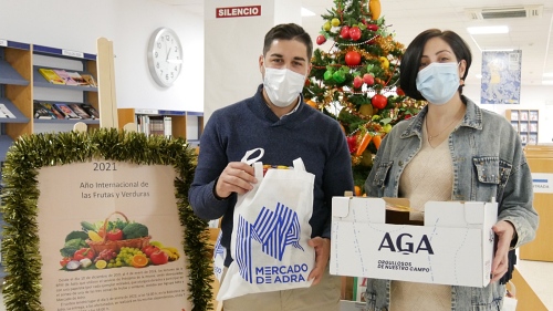 Solidaridad, sorteos y mucha lectura en la Biblioteca de Adra en Navidad