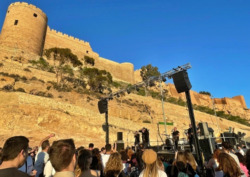 Eskorzo capitanea una jornada de rock y mestizaje al sol del Mesón Gitano