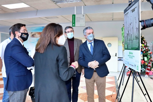 El Hospital de Poniente acoge la exposición ’50 años AECC en investigación’