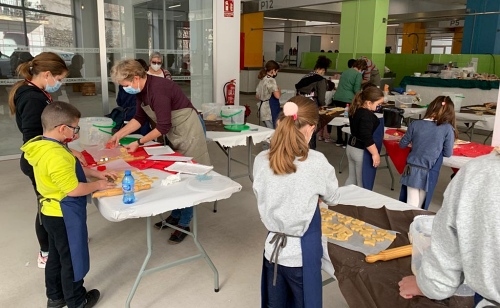 Los más pequeños de Adra aprenden a hacer galletas de Navidad y mantecados