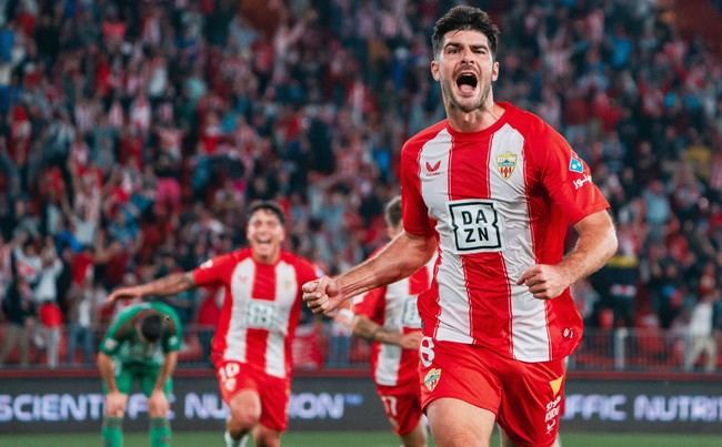 Almería remonta y se afianza en el ascenso