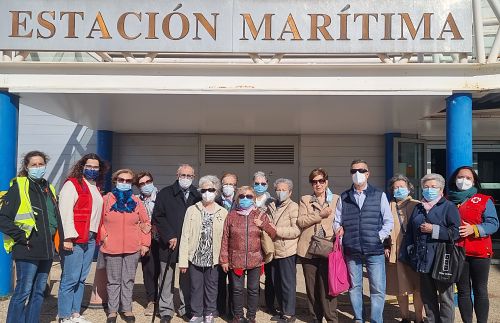 Un grupo de personas mayores visita el Puerto de Almería con la Cruz Roja