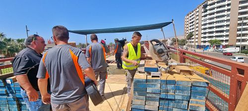 Comienza la pavimentación del paseo peatonal del Cable Inglés con madera de iroko