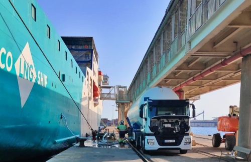 El ferri ‘Nápoles’ de Baleària reposta gas natural licuado en el Puerto de Almería