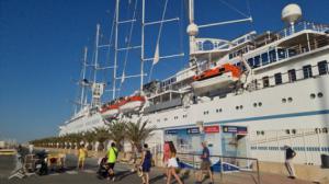 Los cruceristas del ‘Wind Surf’ descubren el encanto desconocido de Almería