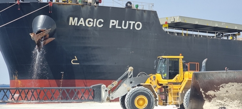 El buque ‘Magic Pluto’ transportará 72.000 toneladas de yeso desde Almería a Canadá