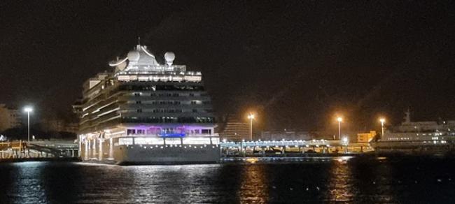 El crucero ‘Seven Seas Splendor’ hace su segunda escala de otoño en el Puerto de Almería