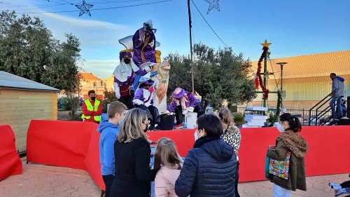 Varios miles de huercalenses reciben a Melchor, Gaspar y Baltasar en Las Mascaranas