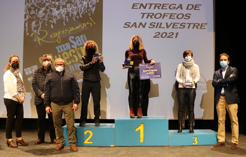 Los ganadores de la XXXIV Carrera San Silvestre de El Ejido reciben sus trofeos