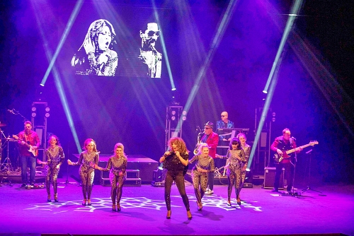 El brillante ‘Totally Tina’ llena el Auditorio con el ritmo de la reina del rock