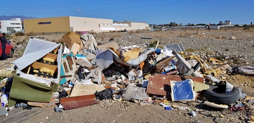 El PSOE exige vallar el solar municipal donde acumula los restos de podas tras el incendio del domingo