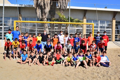 Cuarenta niños se acercan al fútbol playa con el ‘III Dona Beach Soccer’