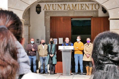  Adra guarda cinco minutos de silencio en repulsa a la guerra en Ucrania