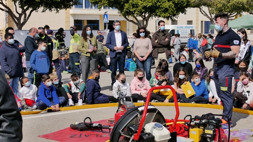 Medio millar de escolares de Adra disfrutan de una exhibición con Bomberos