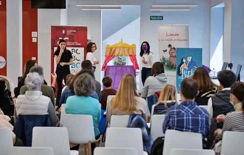 El Ayuntamiento acerca el amor por la lectura entre los más pequeños en el Día del Libro