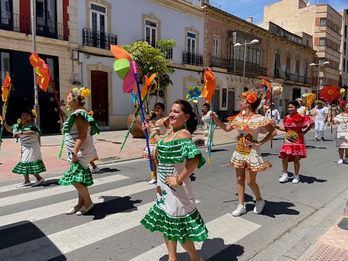 El Carnaval sale al encuentro de los almerienses con su alegre Desfile