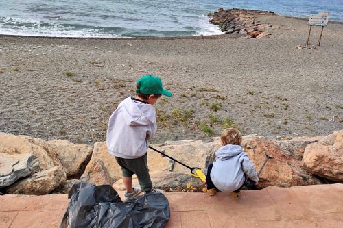 El Ayuntamiento de Adra celebra el Día del Medio Ambiente limpiando playas