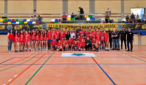 Balonmano Bahía de Almería rinde homenaje a la cantera por los éxitos