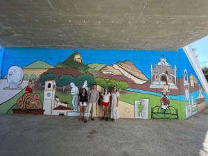 30 jóvenes en la exhibición de pintura mural en El Cañico