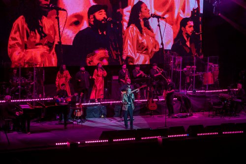 Un eterno Raphael ofrece otra gran noche a los almerienses en la Plaza de Toros