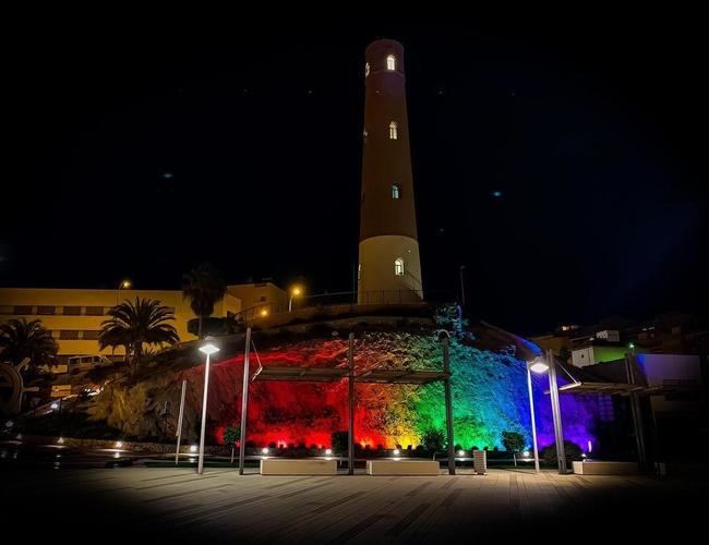 Adra se vuelve multicolor en apoyo al colectivo LGTBI