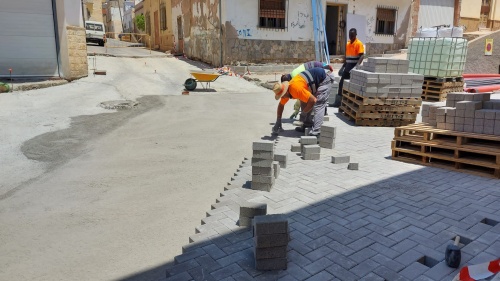 Continúan las obras en la calle Unión con las labores de adoquinado