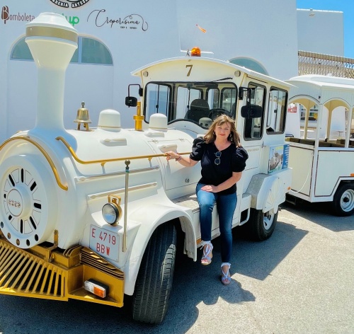 Un tren turístico da a conocer Almerimar durante el verano