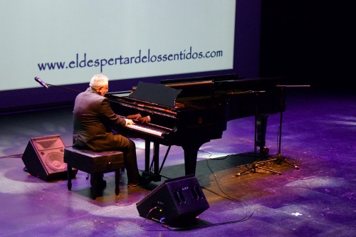 Salvador Martínez presentó en el Auditorio ‘Luz, el despertar de los sentidos’