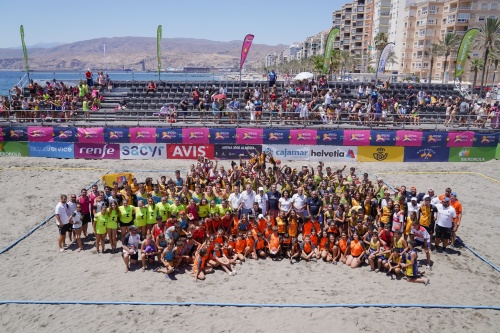 Almería se muestra en todo su esplendor en un brillante ‘Arena 1000’ de balonmano playa