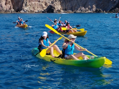 Un grupo de abderitanos disfrutan de una ruta en kayak por Cabo de Gata