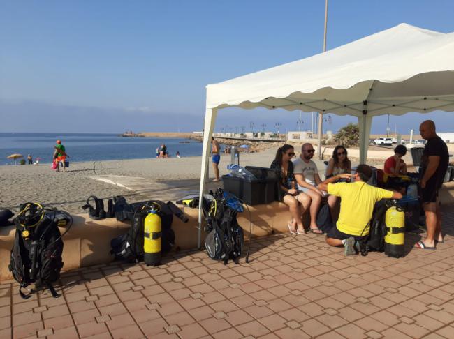 Celebrado el primer bautismo de buceo del verano en Adra