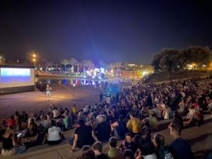 ‘Doble Comedy’ llena la Plaza del Mar de humor y buen cine