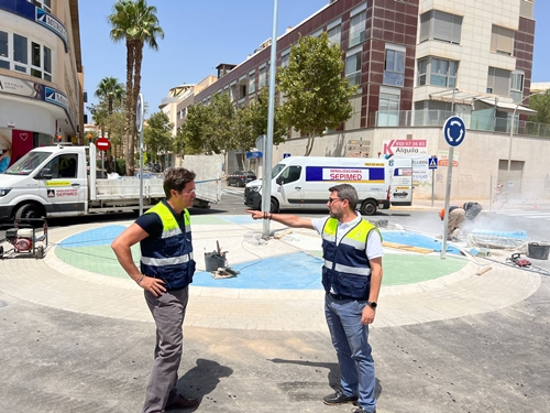 Nueva rotonda en el cruce de la Avd. Nicolás Salmerón con la calle Arquitecto Pérez de Arenaza