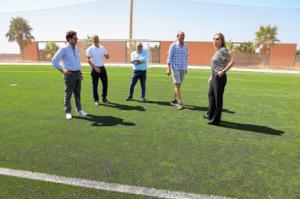 Finaliza la instalación del nuevo césped artificial del campo de fútbol de Santa María del Águila