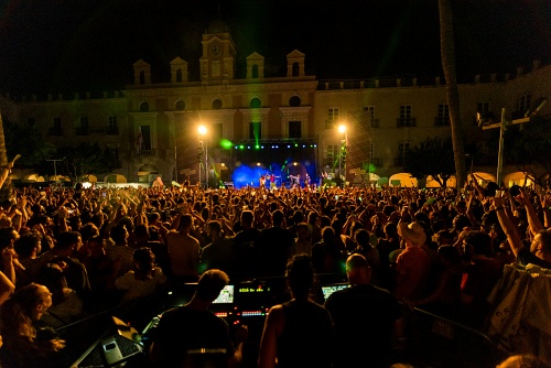 La fiesta de bienvenida de Cooltural Fest abarrota la Plaza de la Constitución