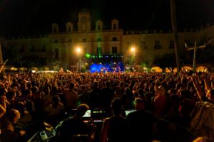 La fiesta de bienvenida de Cooltural Fest abarrota la Plaza de la Constitución