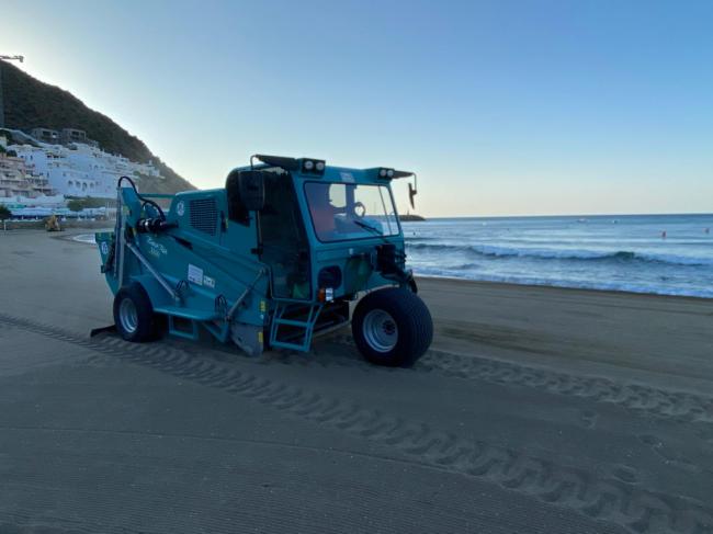 Dispositivos de limpieza de día y de noche para las playas de Níjar