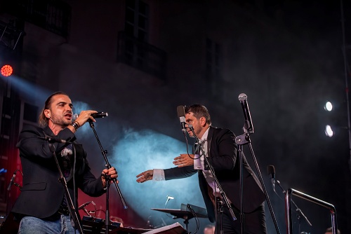 La Banda Municipal se desmelena al ritmo del rock en una repleta Plaza de la Constitución